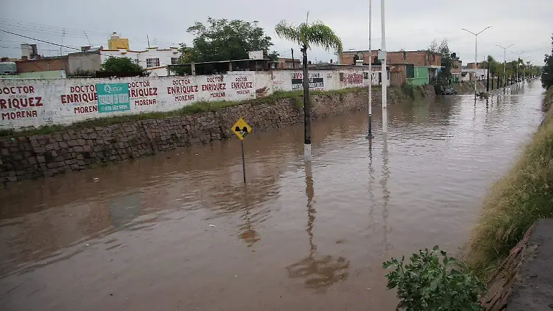 Intensas lluvias provocan inundación en el bulevar Primo de Verdad de la ciudad de Durango 